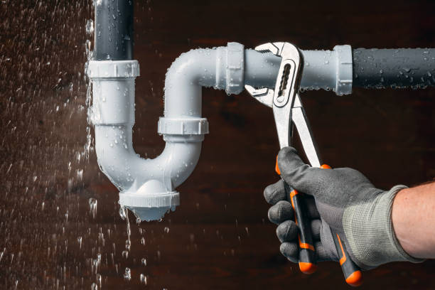 Professional Emergency Plumber technician working in Bluffton, TX